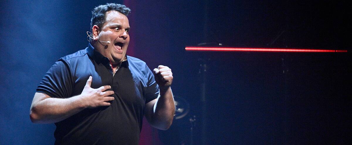 Spectacle solo: Philippe Laprise combat son «faux» cancer du sein par l'humour