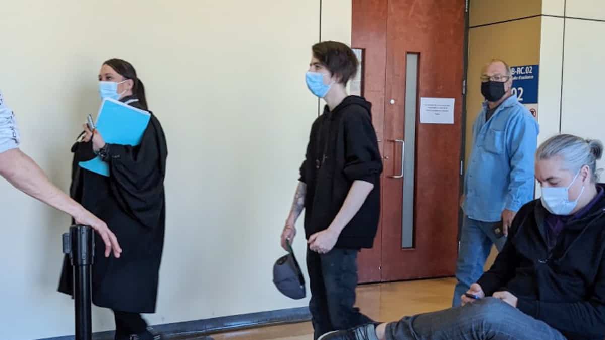 Coupable d'avoir tué un aîné en le poussant dans les escaliers