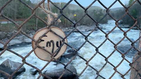 A medal in memory of the victim was hung on the Roland Bridge.