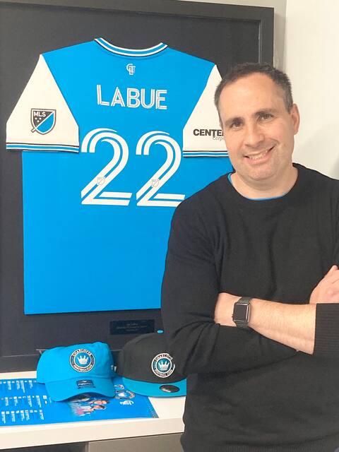 El presidente del Charlotte Football Club, Joe Labo, sonríe en su oficina del centro.