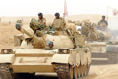 2003 yılında İran'da Mücahid birliklerinin elinde Sovyet yapımı T-55 tankı.