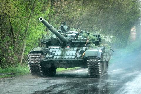 Ukraynalı T-72 tankı 24 Nisan'da ülkenin doğusunda. Bu zırhlı aracı, Rusya'da yapılan reaksiyon zırhlı tuğlaları fark ediyoruz.