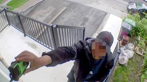 Un voleur agite un capteur de signal pour voler le code d’une clé intelligente associée à une voiture de marque Audi dans le quartier Tétreaultville à Montréal.