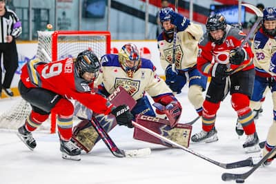 週二晚上,維克多門將安·蕾妮·德斯貝內斯 (Ann Renee Desbenes) 站在布萊恩·詹納 (Bryan Jenner,19 歲) 和肖恩·達安吉洛 (Sean Darkangelo,27 歲) 前面,反對渥太華的指控。