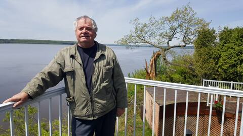 Henri Rinfret vive a Vieux-Chemin a Cap-Santé nella sua veranda sul retro con una splendida vista sul fiume. Sul retro, il bosco di querce della vicina Francine Brusseau