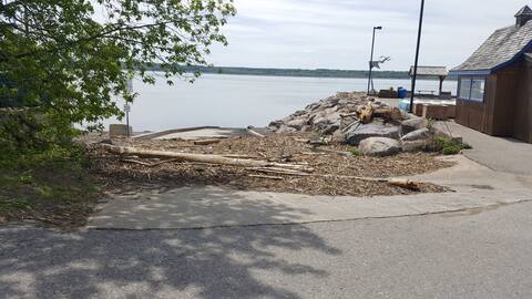 Il relitto è stato trascinato lungo la rampa della barca Cap-Santé, a livello della banchina, indicando la forza della tempesta.