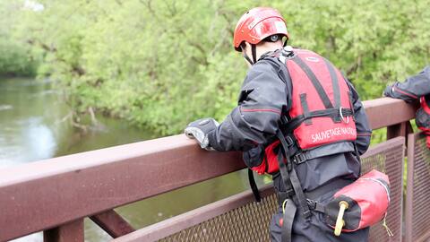 Quebec firefighters' nautical squad specially intervened this Sunday to find two young men who went missing in the Saint-Charles River in Quebec.