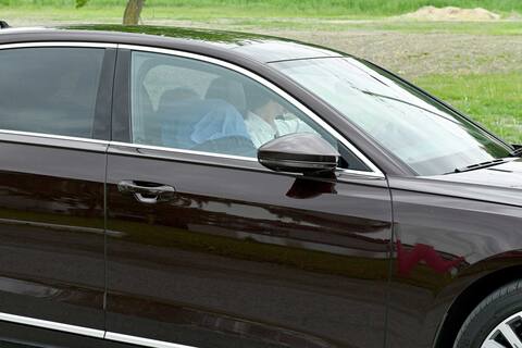 Tony Acurzo tried to hide with a man who came to pick him up when he saw our photographer in St-Anne-des-Plains prison on Tuesday afternoon.