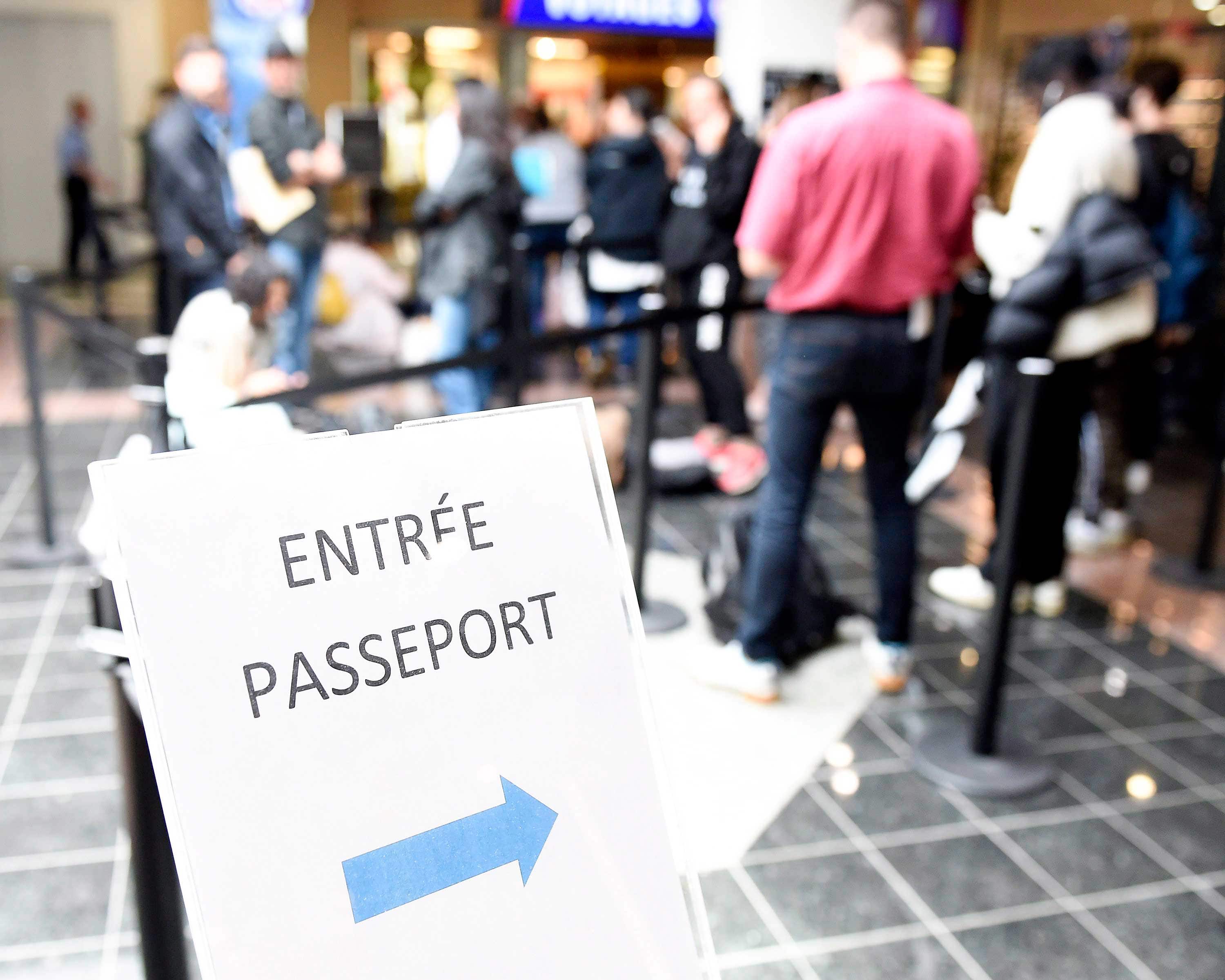 Passeports: forc&eacute;s de s&rsquo;absenter du boulot