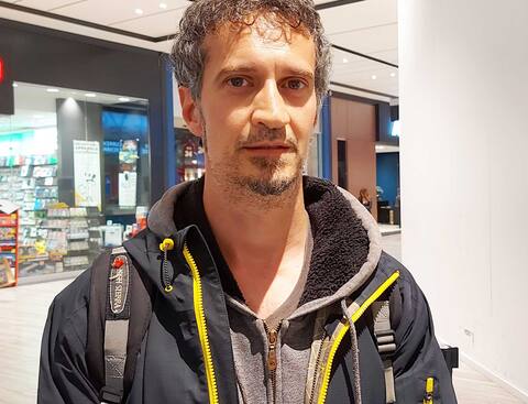 Yesterday, at the Fairview Shopping Center in Pointe-Claire, after a six-hour wait, Tristan Knot regretted losing his day.