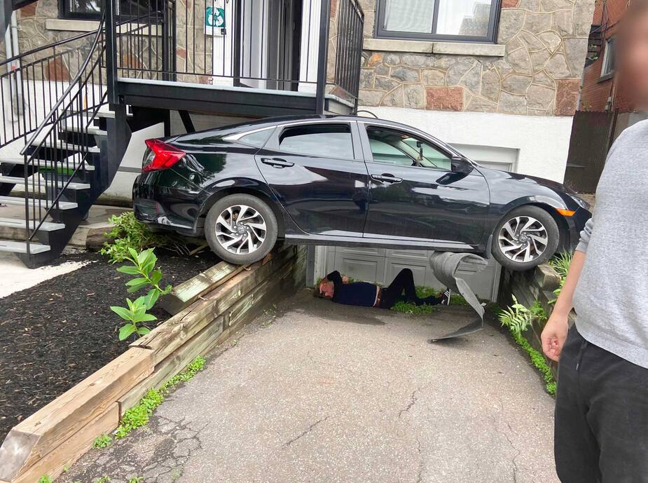 Un conducteur est tombé sous sa voiture de marque Honda en voulant en sortir. Son auto s’était retrouvée suspendue en équilibre sur deux murets de bois devant son appartement.