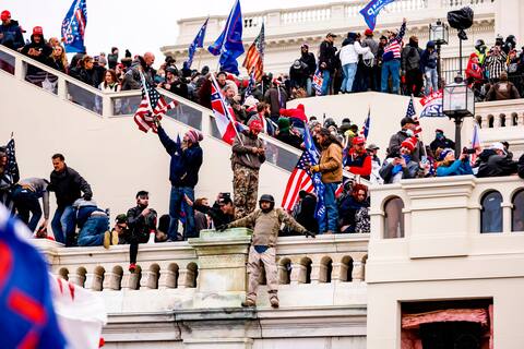 Partidarios de Donald Trump durante la invasión del Capitolio el 6 de enero de 2021.