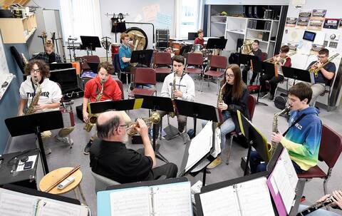 À l’école secondaire Sainte-Marie de Princeville, tous les élèves ont accès à des cours qui rejoignent leur intérêt, ce qui en fait une école plus égalitaire. Un nouveau modèle d’horaire a été mis en place il y a quelques années qui permet aux élèves d’avoir accès à un cours d’option chaque jour, ce qui remplace les programmes particuliers sélectifs qui existent dans plusieurs autres écoles.