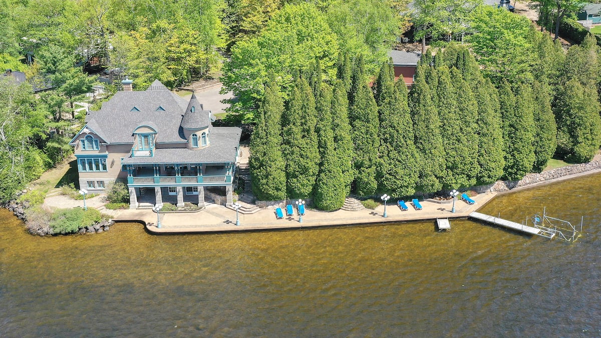 EN PHOTOS | Le château du fondateur du Village Vacances Valcartier à vendre pour près de 4 M$