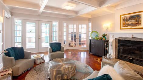 Chatou Lock St.-Joseph One of three lounges