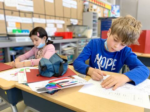 Des élèves de deuxième année pendant un atelier d’écriture en classe.