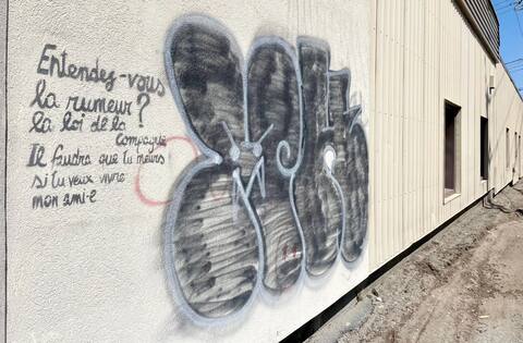 Les paroles de la chanson Et j’ai couché dans mon char de Richard Desjardins ont été immortalisées dans un graffiti sur ce mur d’une bâtisse du quartier Notre-Dame, juste à côté de la fonderie.