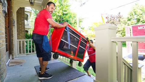 Le Clan Panneton au boulot pour aider une famille à emménager à Saint-Lambert, près de Montréal.