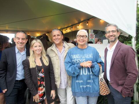 Simon Chouinard d’Entrepreneuriat Ulaval ; Frédérique Gagnon de Québecor ; l’homme d’affaires et producteur Jean Pilote ; Britta Kröger, présidente du
conseil d’administration de l’Orchestre symphonique de Québec et présidente du Marché de Noël allemand, ainsi que Michael Drolet, directeur des ventes et projets spéciaux chez Québecor.