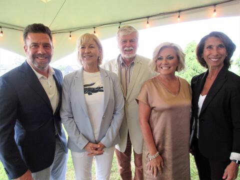 Martin Tremblay, chef de l’exploitation du Groupe Sports et divertissement de Québecor ; Nathalie Langevin de TVA Québec ; John R. Porter ; la chanteuse Guylaine Tanguay et Sylvie Cordeau de Québecor.