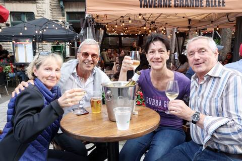 Des vacanciers se la coulent douce et profitent du beau temps pour prendre un verre sur la terrasse de la Taverne.