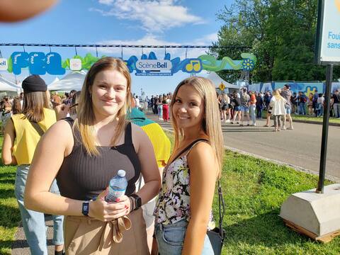 À 19 ans, Florence Brousseau et Sarah-Maude Martin ont fait la route de Gaspé pour vivre l’expérience du Festival d’été de Québec.