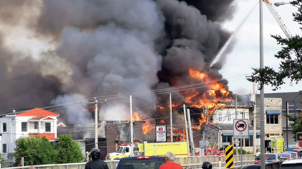 Un jeune pompier volontaire appelé à combattre un feu... chez lui
