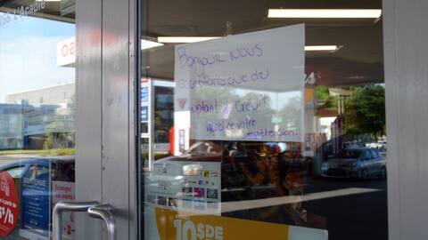 Une des nombreuses affiches indiquant la panne Rogers qui paralysait le paiement par débit.