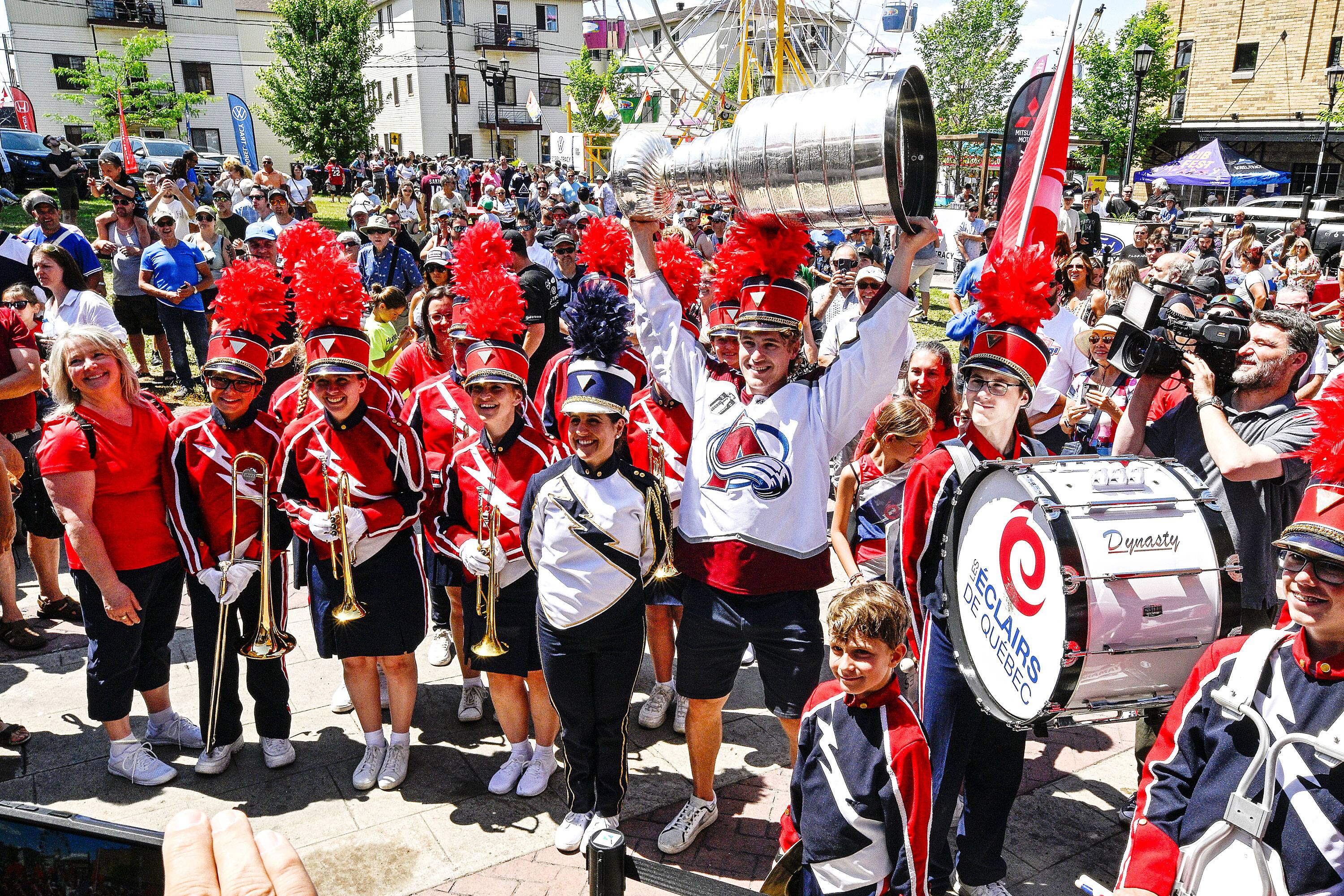 Nicolas Aub&eacute;-Kubel d&eacute;file avec la coupe Stanley &agrave; Sorel