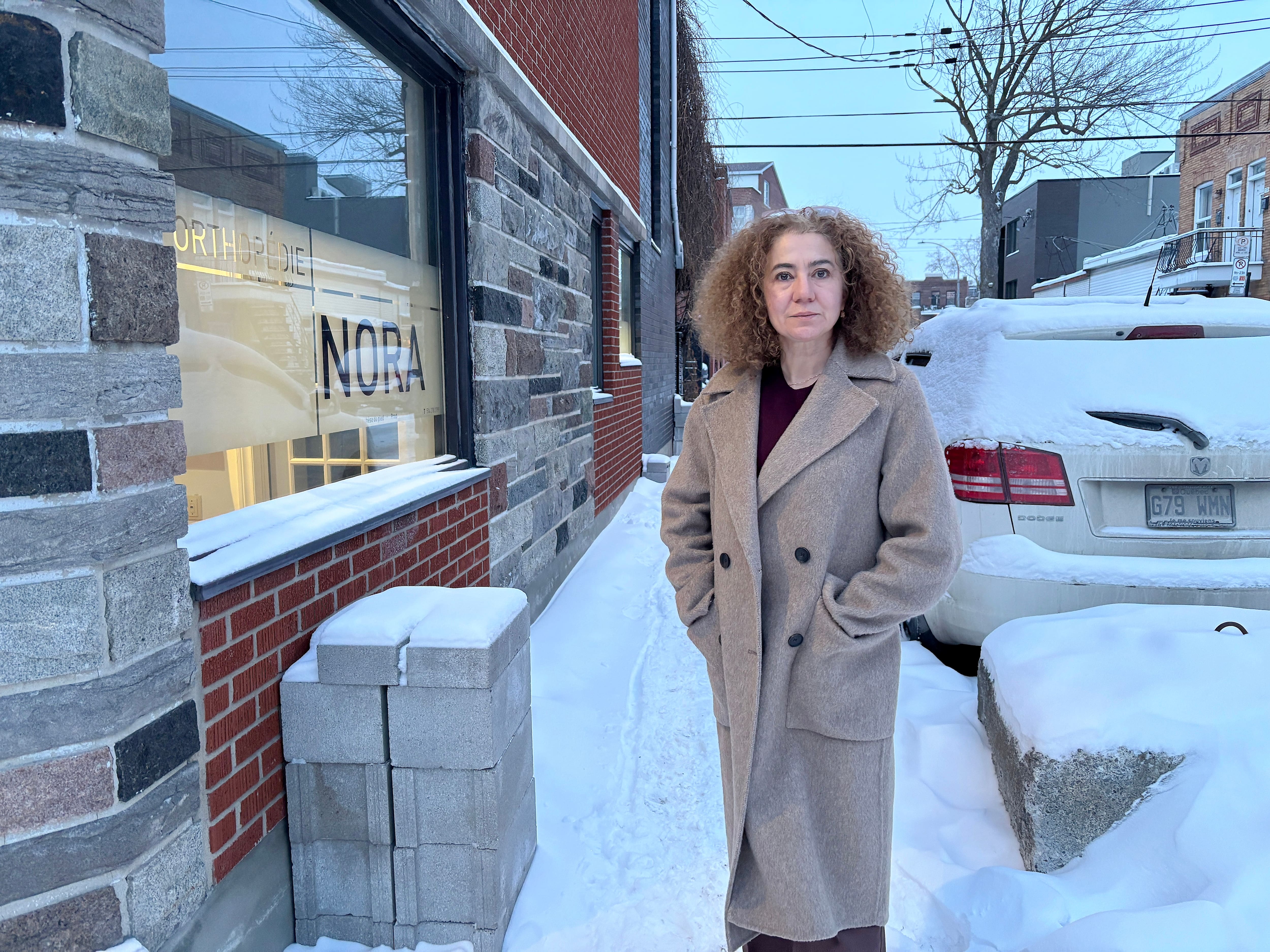 Une Montréalaise en a ras le bol de voir son immeuble être endommagé depuis des années par les déneigeuses de la Ville.
