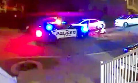 Aquí, se muestra a un policía atando a un sospechoso al suelo.