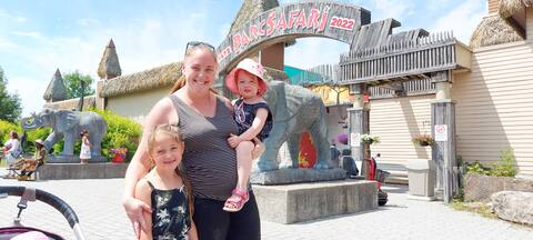 Andréanne Richer est une fonctionnaire et mère de famille qui habite Repentigny, dans Lanaudière. Elle a choisi le Parc Safari, à Hemmingford, en Montérégie, pour réduire les dépenses. En effet, il offre plusieurs divertissements en un seul et même lieu.