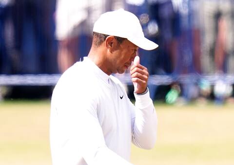 En se dirigeant vers le tertre du 18e trou, Tiger Woods a essuyé quelques larmes sous les acclamations d’amateurs de golf en délire.