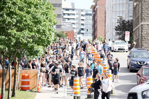 Many festival-goers lined up to see Millencollin, Pennywise and Sum 41 at the FEQ on Friday, and not everyone will be able to attend the show. Inset, the Parc de la Francophonie filled up quickly for this great punk evening.