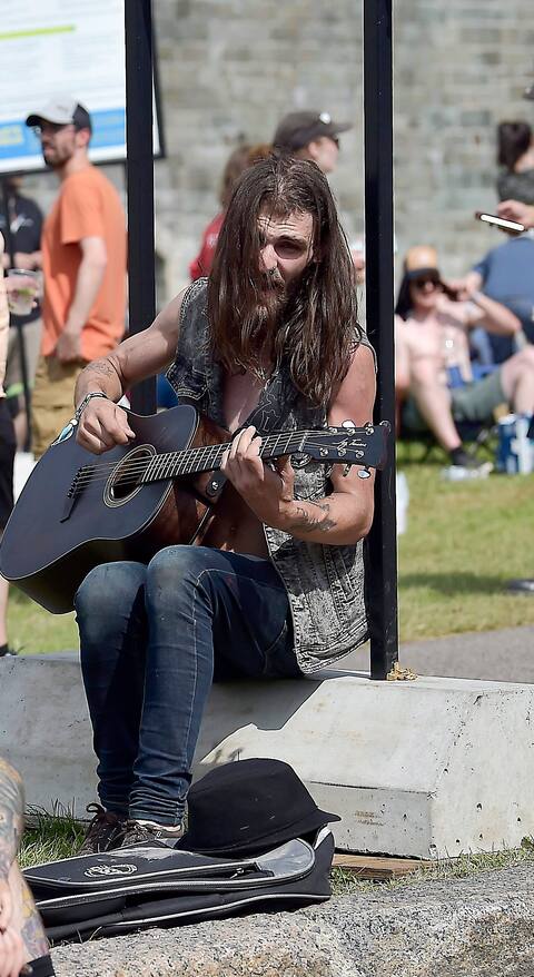 Marc-Antoine Roy grattait la guitare pour passer le temps et divertir les gens.