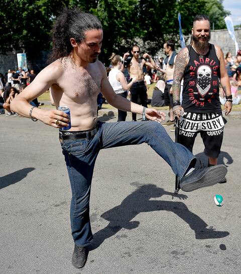Sylvain Grisé jouait au aki en attendant l’ouverture des portes, aux abords des Plaines. André Martin était à ses côtés.