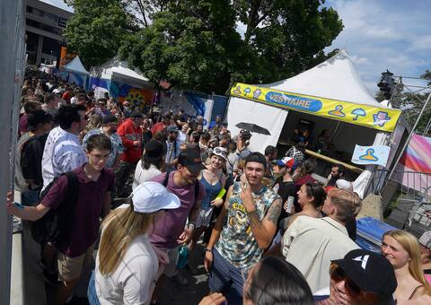 While waiting for performances at the Festival d'été de Québec, almost no one is wearing a mask.