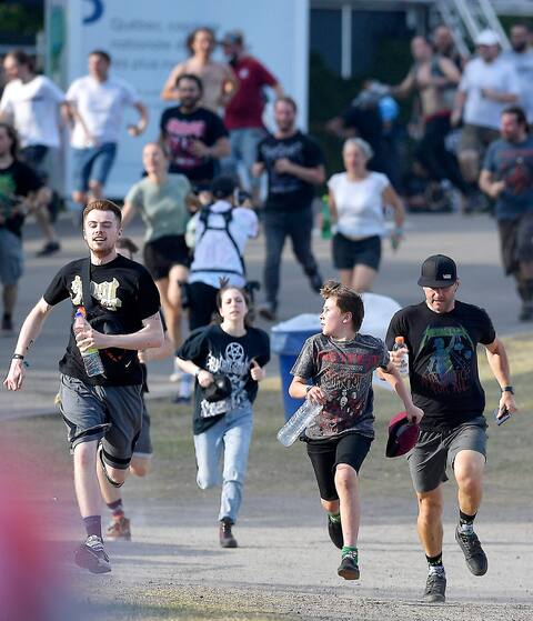 De nombreux spectateurs ont couru vers la scène pour avoir de bonnes places, dès l’ouverture du site.