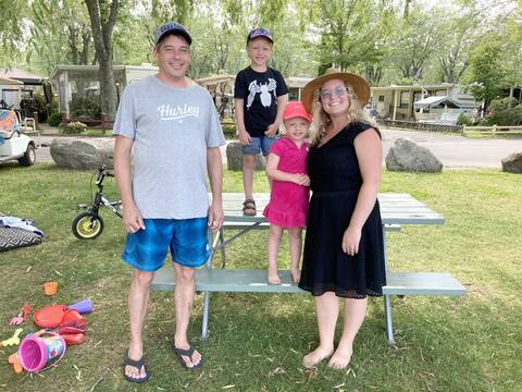 Eric Bernatchez et Audrey Jacques passent la saison estivale avec leurs familles respectives dans un camping en Montérégie. Cette année, ils ont dû changer certaines habitudes, dont réduire la durée des séjours, à cause de l’inflation.