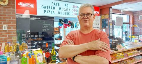 Sylvain Rathé, qui est propriétaire d’un marché de la petite ville de Saint-Philippe, n’a pas l’impression que ses clients sont plus près de leurs sous qu’auparavant.