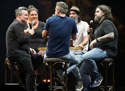 Les cinq humoristes qui ont participé au premier épisode de Sous écoute au Centre Bell ce vendredi : Mike Ward, Christine Morency, Jean-Thomas Jobin, Vincent Léonard et Sébastien Dubé.