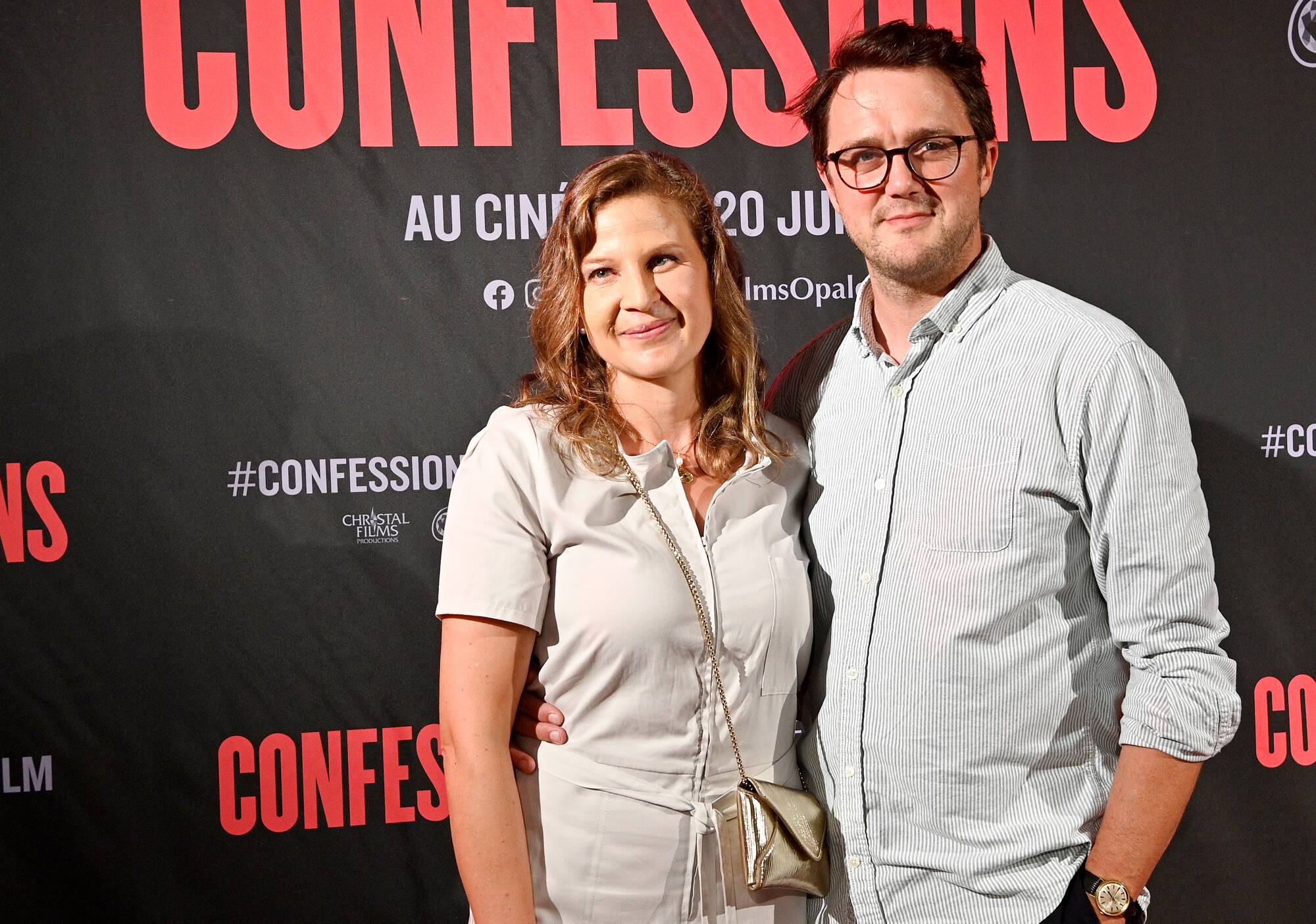 un gars qui marche seul