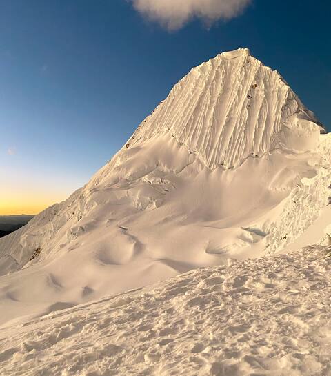 Los grandes cañones helados del Alpamayo, cuya cumbre tiene 5.947 metros de altura, ofrecen una vista deslumbrante.