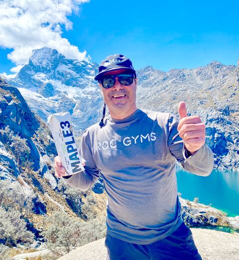 Cada escalada estuvo dedicada a un socio comercial de Thivierge, y esta vez fue el productor de savia de arce en Quebec Maple 3 quien ayudó al alpinista.