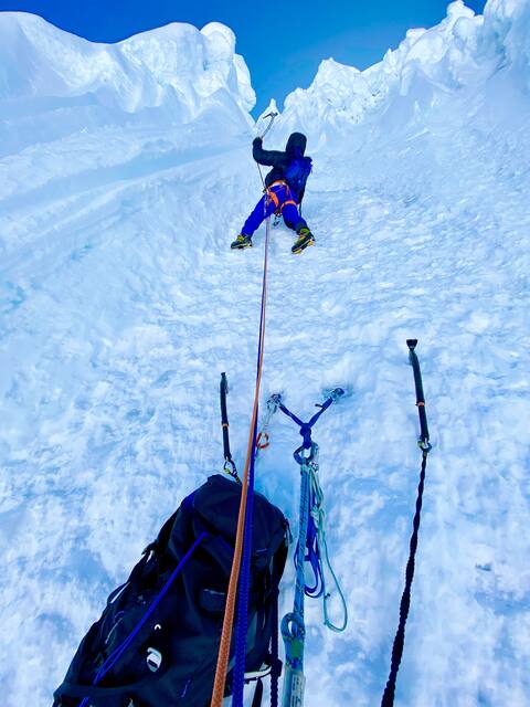El aventurero se encontró en primer lugar a 5.850 metros de altitud en el paso de la cumbre, rodeado de cornisas y sorprendentes hongos de hielo.