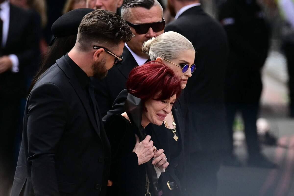 [VIDÉO] Sharon Osbourne s’effondre en larmes aux funérailles d’Ozzy Osbourne