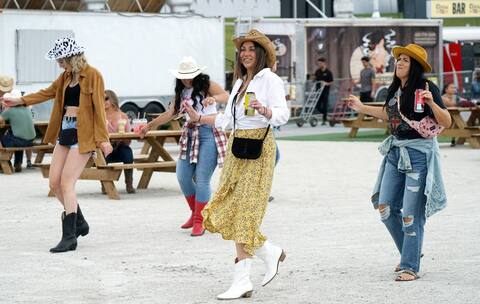 Des festivalières dansent en ligne lors de la première édition du festival country Lasso.