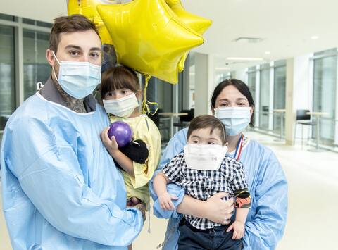 During a celebration in his honor Monday morning at CHU Sainte-Justine, Eliam, 2, was surrounded by his father, Jimmy Asselin, his mother, Sabrina Mercier Laplande, and his big sister, Maélie, 5.