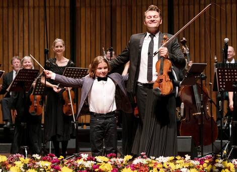 Alexandre Da Costa and son fils Mattenzo Alexandre Da Costa and son mini-teacher, Mattenzo Da Costa.