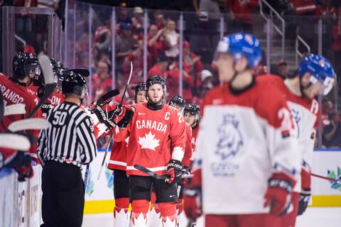 Le capitaine Mason McTavish reçoit les félicitations après avoir porté le pointage 4 à 0.